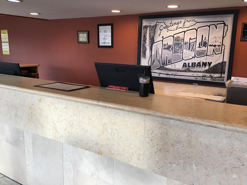 Super 8 By Wyndham Albany Motel Екстериор снимка