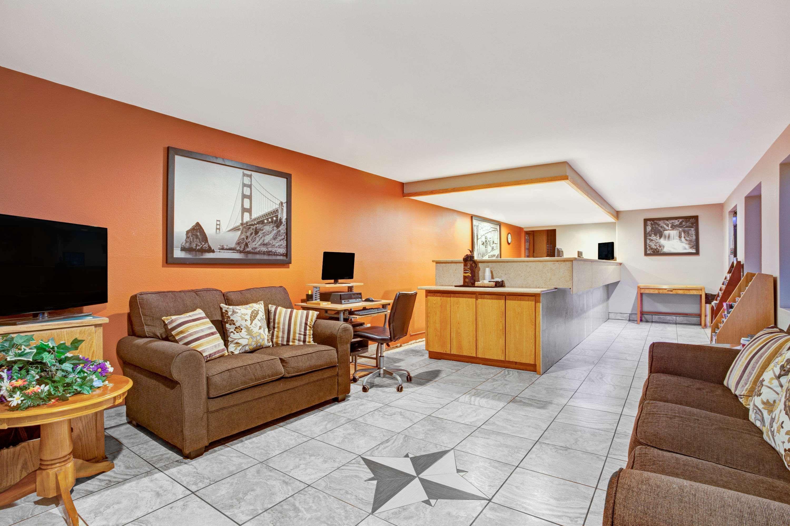 Super 8 By Wyndham Albany Motel Екстериор снимка
